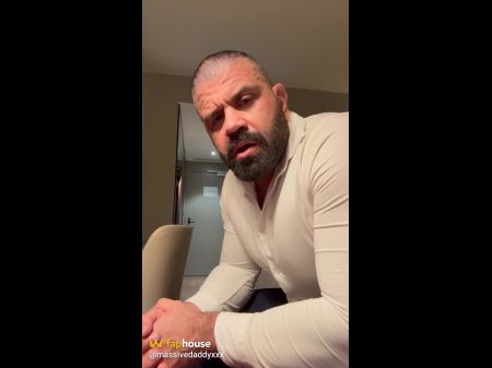 padrasto musculoso de negócios precisa de uma cadela para relaxar 